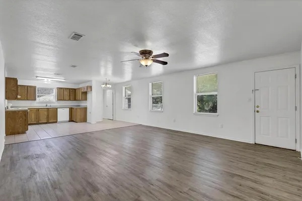 $1,650 | 206 Bobbie Ann Court, Granbury, TX 76049