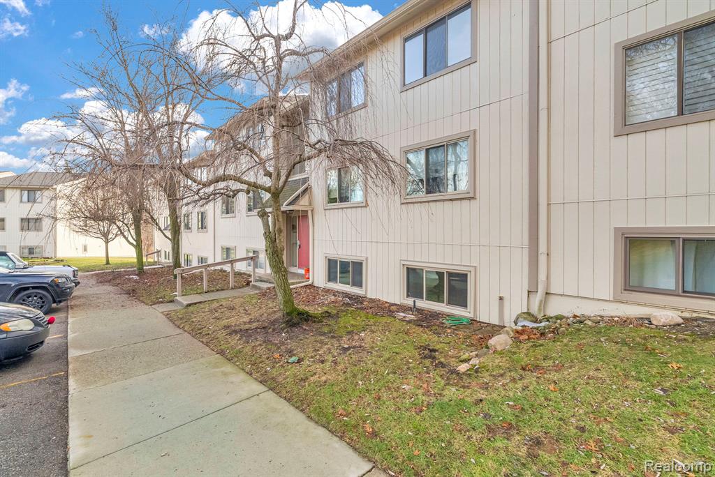 1695 Riverside Drive, Unit 8 Rochester Hills, MI 48309 - Photo 2 of 23