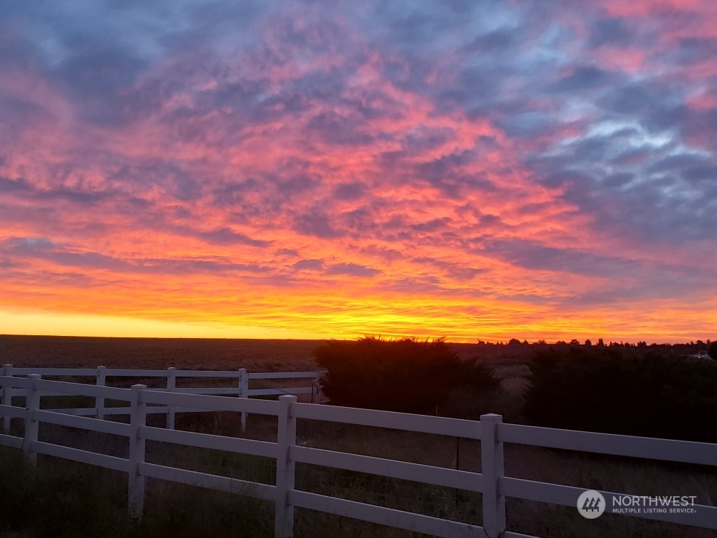 1541 East Weber Road Ritzville, WA 99169 - Photo 25 of 27 a view of a sky from a balcony