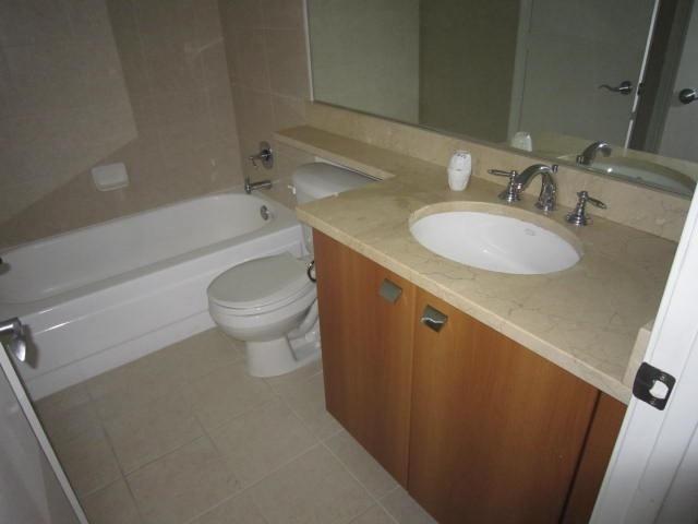 1125 Crystal Way, Unit P Delray Beach, FL 33444 - Photo 15 of 17 Guest Full bathroom