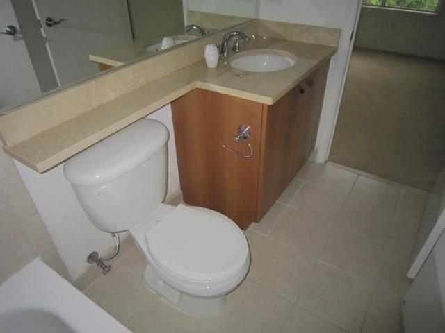 1125 Crystal Way, Unit P Delray Beach, FL 33444 - Photo 16 of 17 Guest Full Bathroom