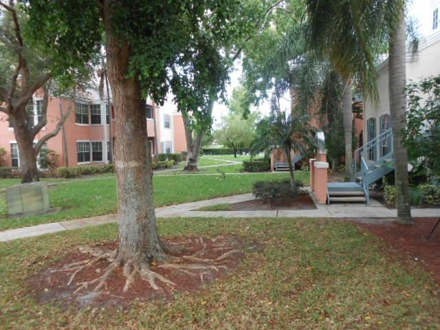 1125 Crystal Way, Unit P Delray Beach, FL 33444 - Photo 3 of 17 Front Lawn