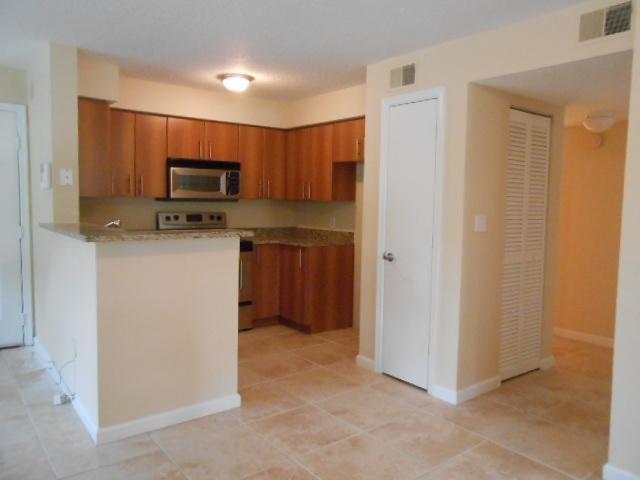 1125 Crystal Way, Unit P Delray Beach, FL 33444 - Photo 7 of 17 Kitchen/Dining