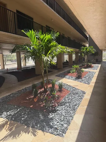 a view of a backyard