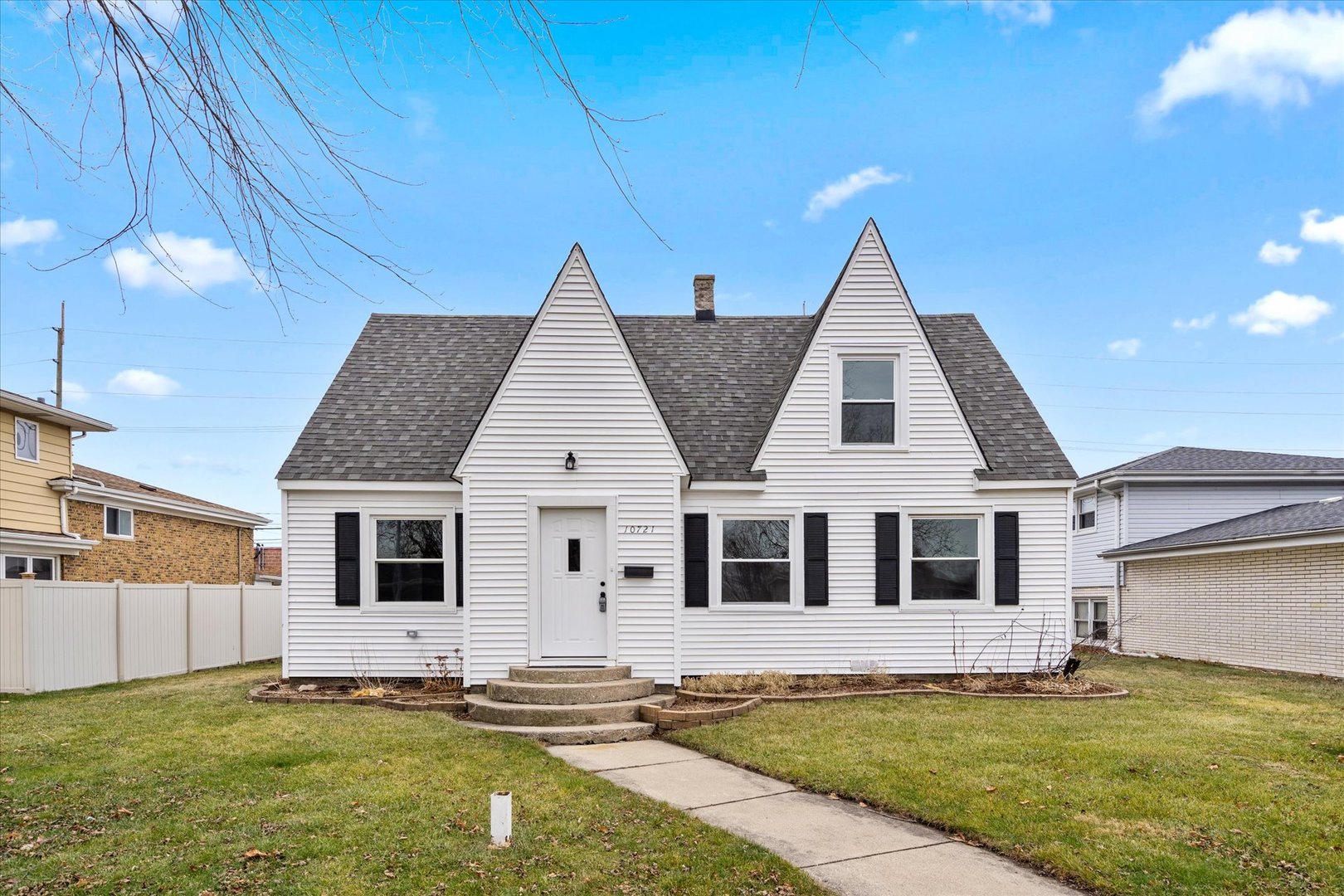 a view of a house with a yard