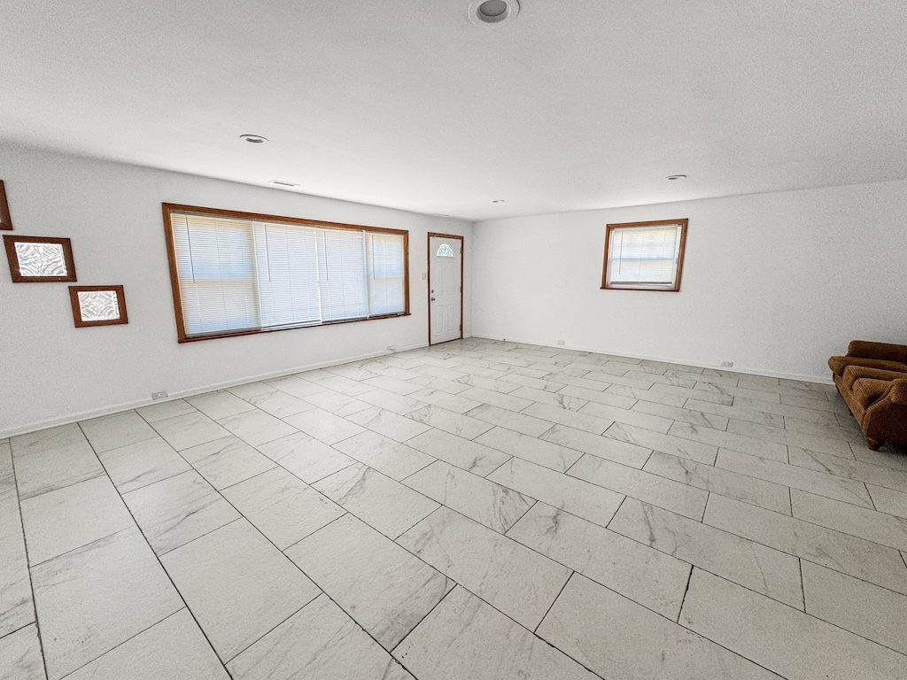 15831 Trumbull Avenue Markham, IL 60428 - Photo 14 of 25 a view of an empty room and window