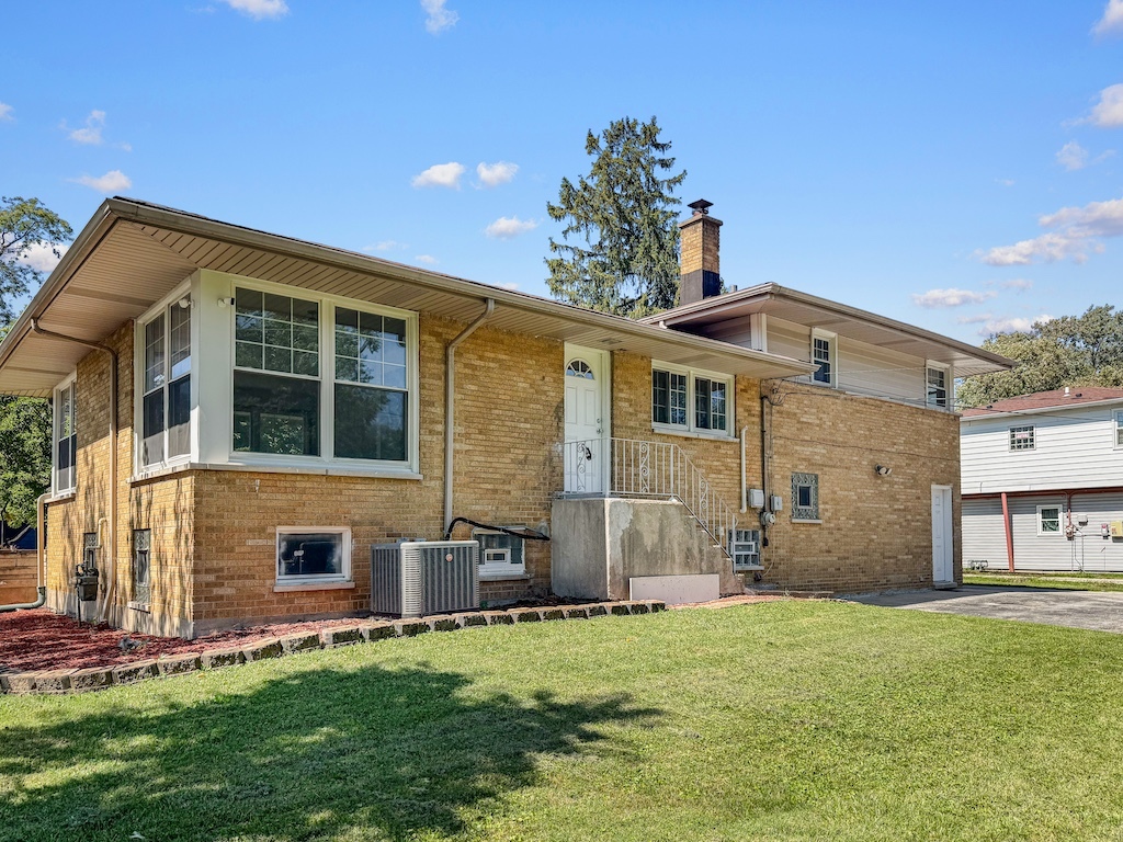 15831 Trumbull Avenue Markham, IL 60428 - Photo 20 of 25 front view of a house with a yard