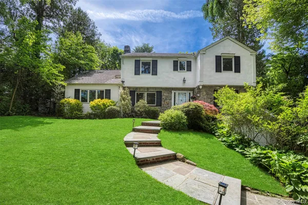 $2,188,000 | 42 Old Pond Road, Great Neck, NY 11023