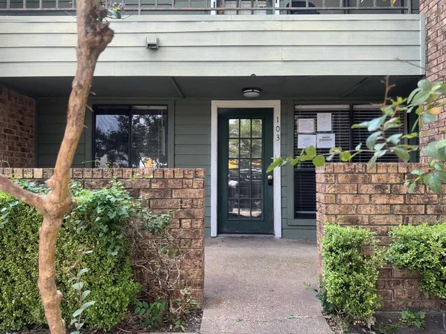 a view of entryway front of house