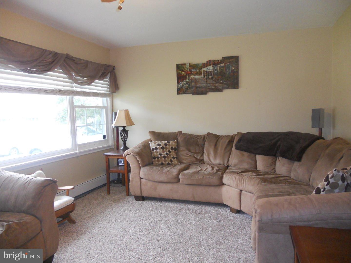 2850 Nautilus Road Philadelphia, PA 19154 - Photo 5 of 19 Living Room