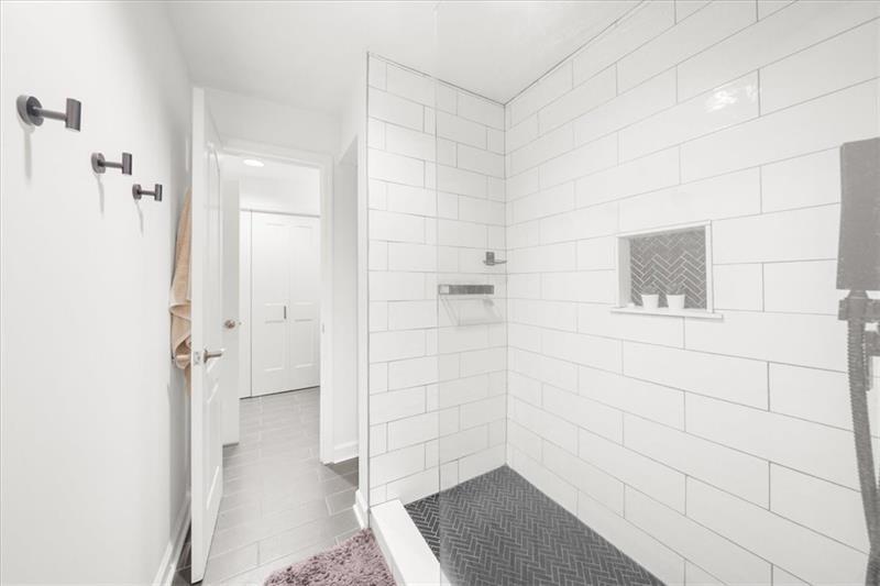 3475 Oak Valley Road Northeast, Unit 410 Atlanta, GA 30326 - Photo 13 of 36 a bathroom with a shower