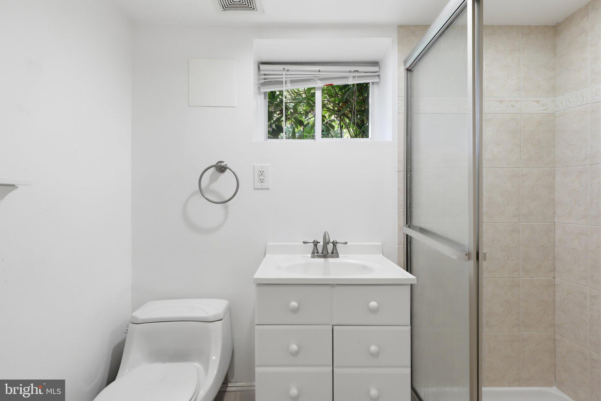 5364 Pooks Hill Road, Unit 301 Bethesda, MD 20814 - Photo 13 of 25 Lower Level bath