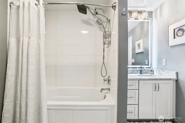 $413,000 | 11060 Northeast 33rd Place, Unit E3, Bellevue, WA 98004