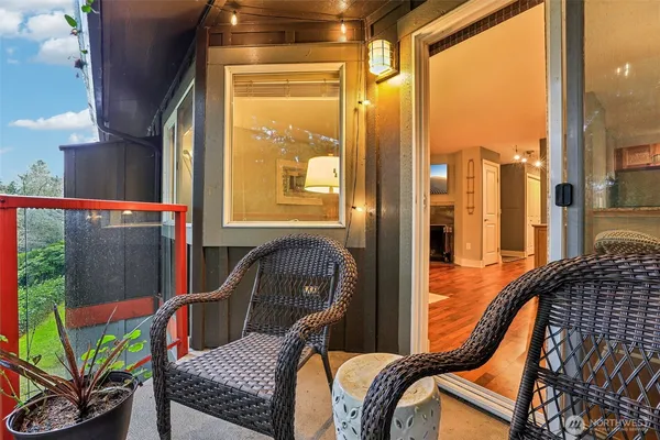 $413,000 | 11060 Northeast 33rd Place, Unit E3, Bellevue, WA 98004