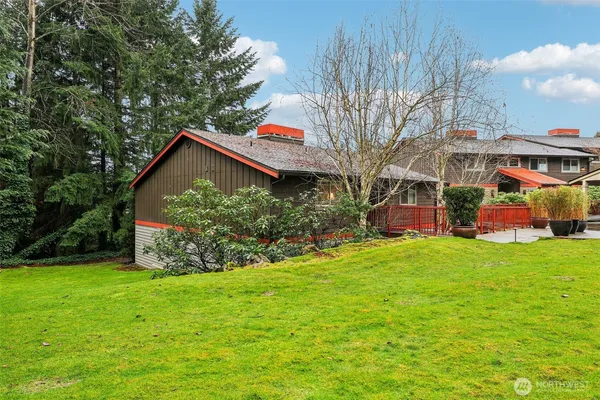 $413,000 | 11060 Northeast 33rd Place, Unit E3, Bellevue, WA 98004