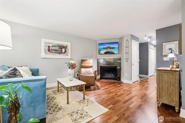 $413,000 | 11060 Northeast 33rd Place, Unit E3, Bellevue, WA 98004