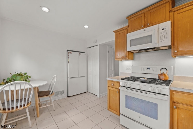 166 Beverly Hill Road Clifton, NJ 07012 - Photo 7 of 21