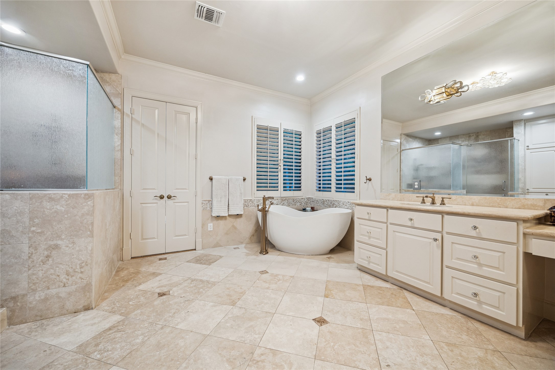 420 Pinewold Drive Houston, TX 77056 - Photo 17 of 41 a spacious bathroom with a shower sink and mirror