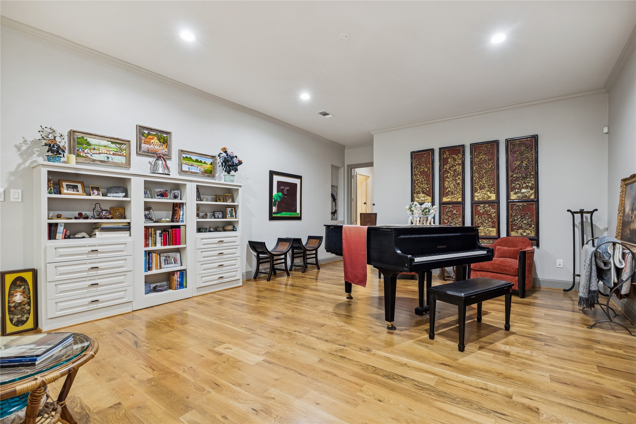 420 Pinewold Drive Houston, TX 77056 - Photo 34 of 41 a room with furniture pool table and windows