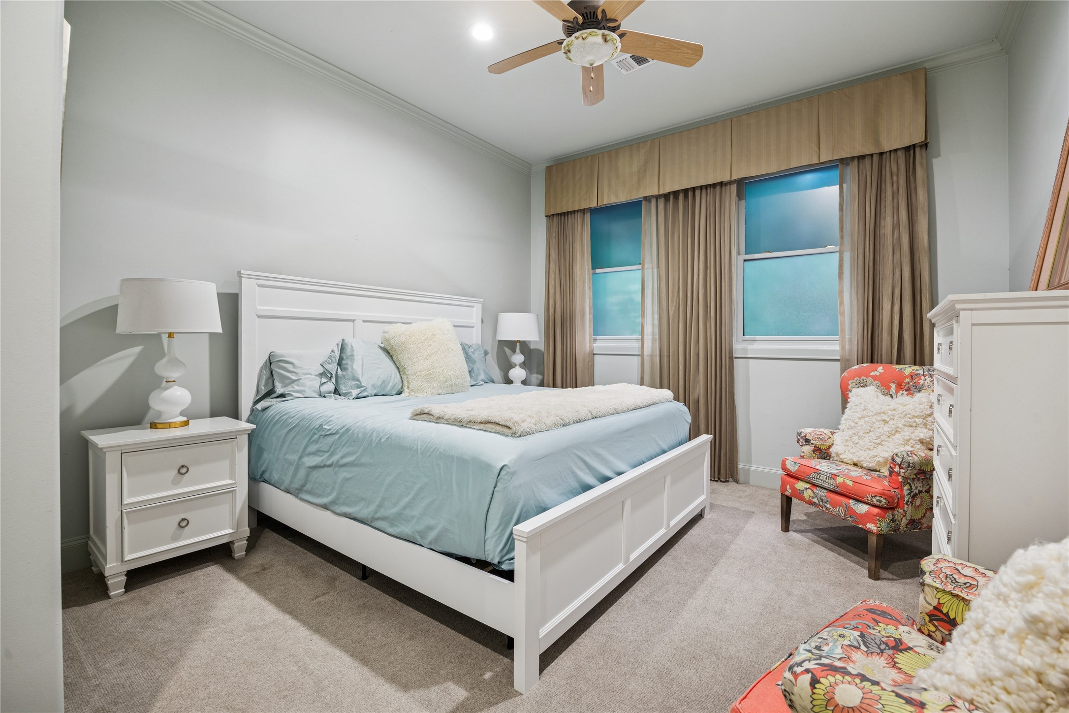 420 Pinewold Drive Houston, TX 77056 - Photo 37 of 41 a bedroom with a bed and a chandelier