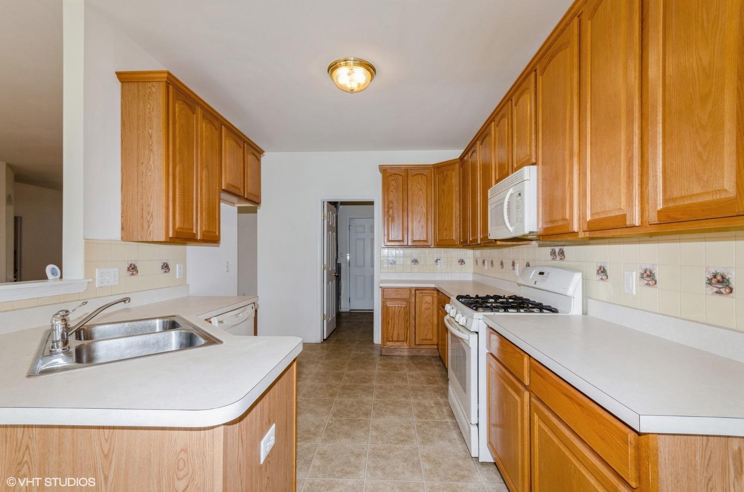 904 Portrait Place Dyer, IN 46311 - Photo 4 of 12 1500x993