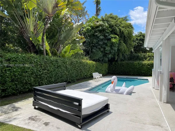 a view of sitting area with furniture
