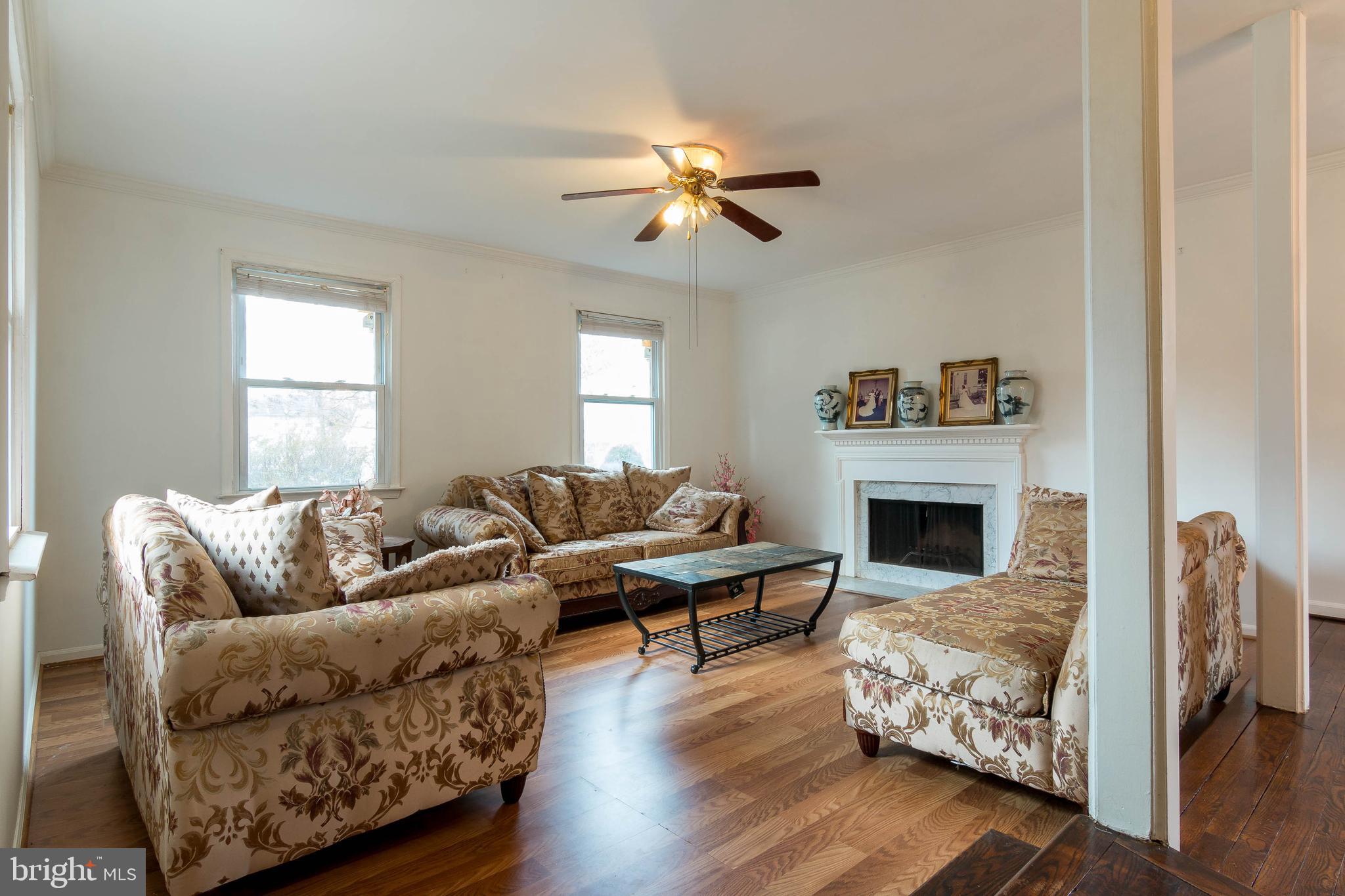 12807 North Point Lane Laurel, MD 20708 - Photo 3 of 27 Step down into the living-room