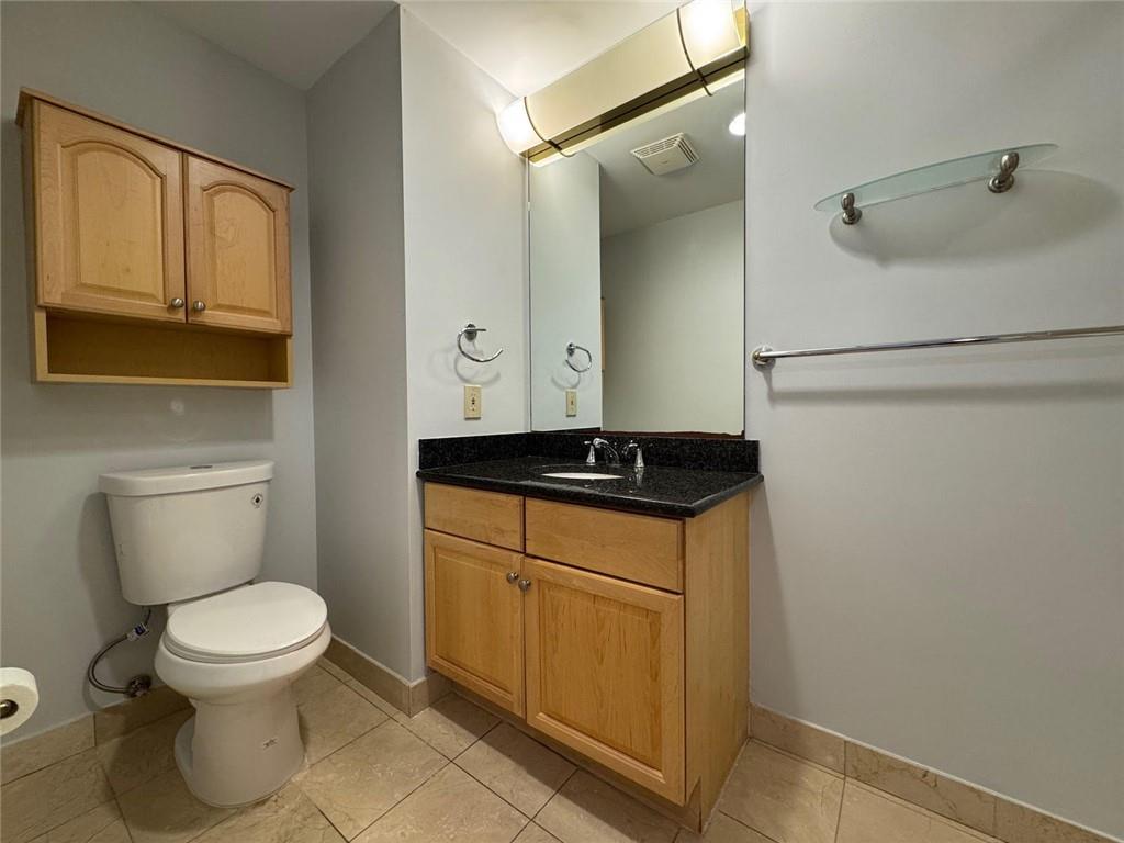 195 14th Street Northeast, Unit 1501 Atlanta, GA 30309 - Photo 29 of 47 a bathroom with a toilet sink and mirror