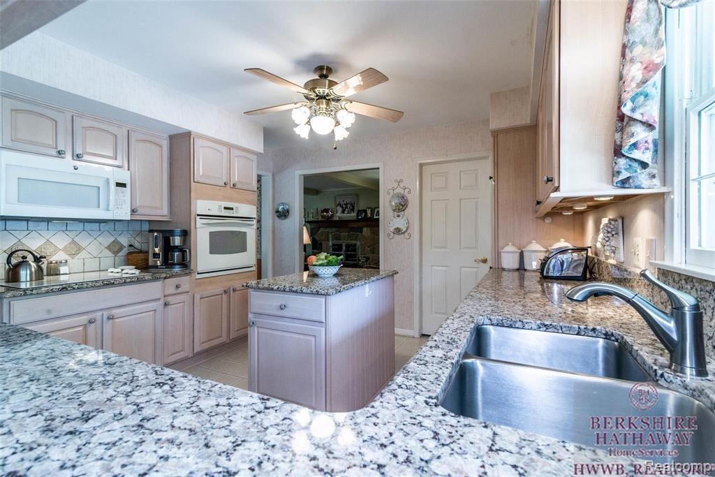 25233 Wykeshire Road Farmington Hills, MI 48336 - Photo 21 of 45