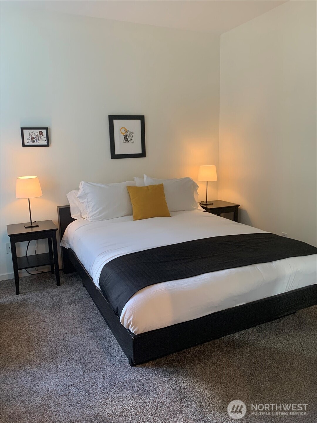 2000 Alaskan Way, Unit 342 Seattle, WA 98121 - Photo 18 of 40 a bedroom with a bed and lamp