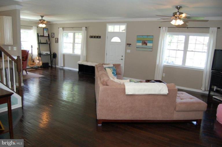 239 Harlem Road Pasadena, MD 21122 - Photo 11 of 23 Living Room