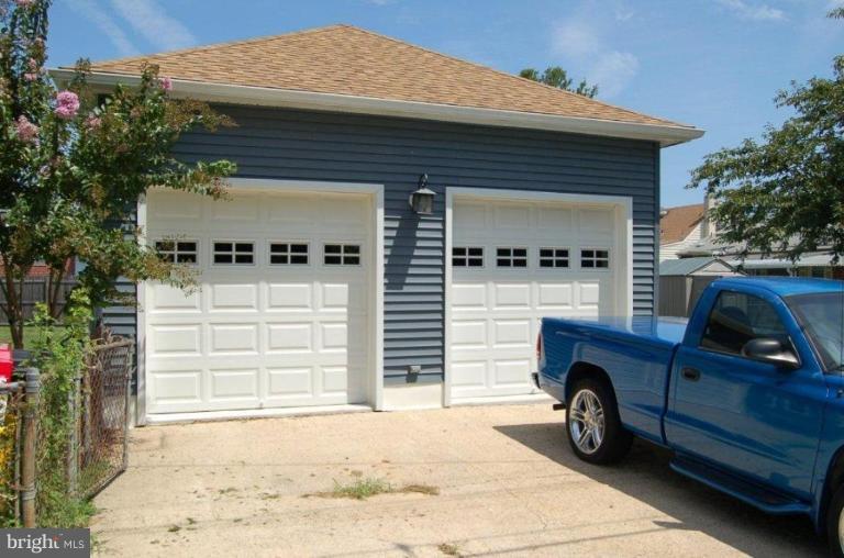 239 Harlem Road Pasadena, MD 21122 - Photo 4 of 23 Garage