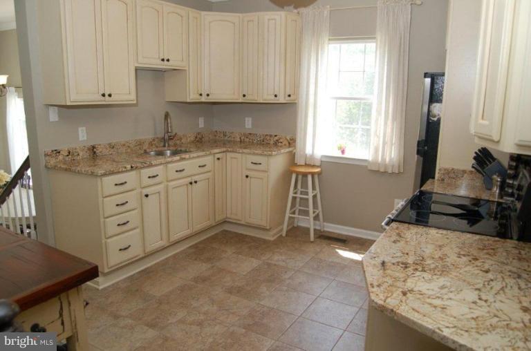 239 Harlem Road Pasadena, MD 21122 - Photo 6 of 23 Kitchen