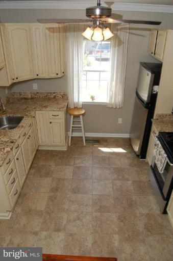 239 Harlem Road Pasadena, MD 21122 - Photo 7 of 23 Kitchen