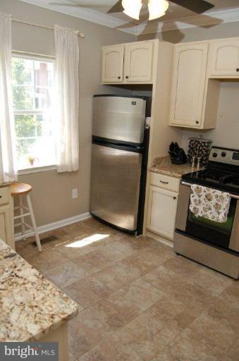 239 Harlem Road Pasadena, MD 21122 - Photo 8 of 23 Kitchen