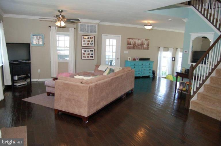 239 Harlem Road Pasadena, MD 21122 - Photo 10 of 23 Living Room