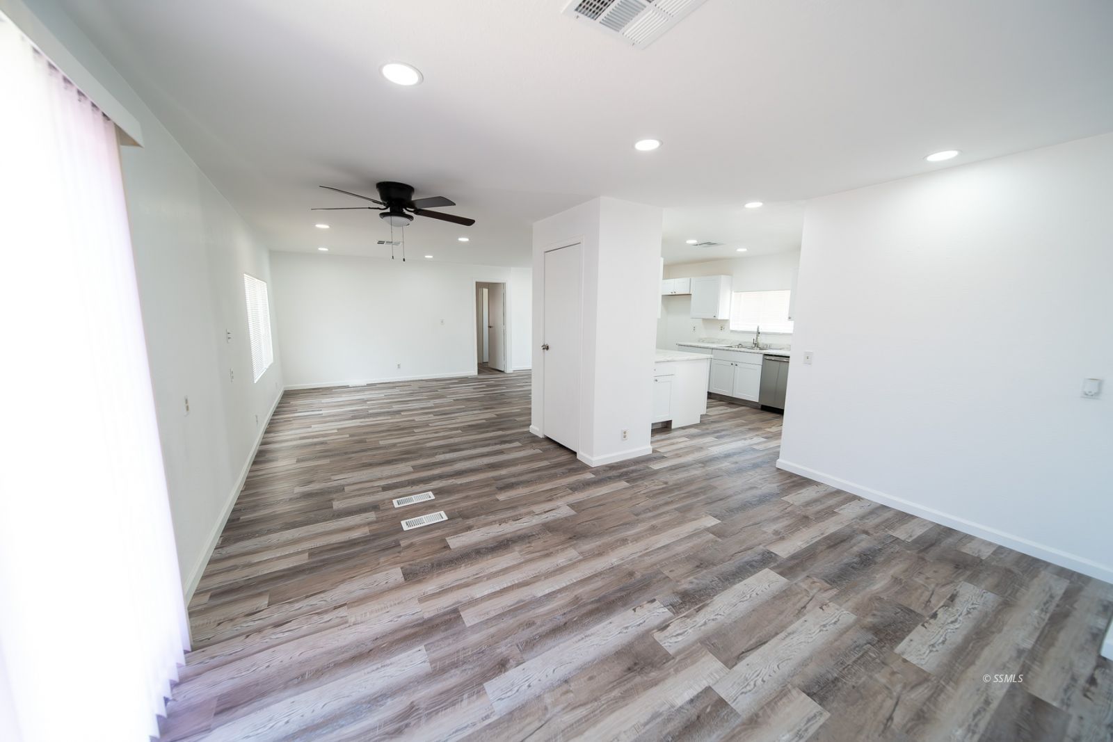 817 South Lamb Road Ridgecrest, CA 93555 - Photo 9 of 39 a view of a livingroom and a kitchen