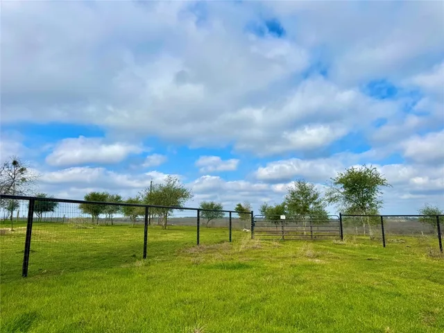 $284,700 | 1118 County Road 447, Waelder, TX 78959