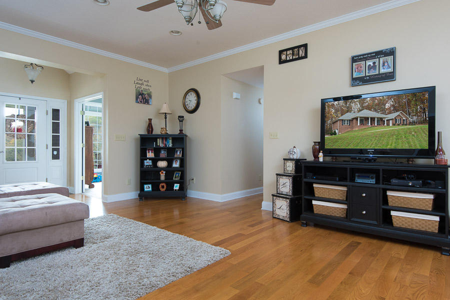 1035 Seed Tick Road Philadelphia, TN 37846 - Photo 9 of 25 Living Room w/11ft ceilings