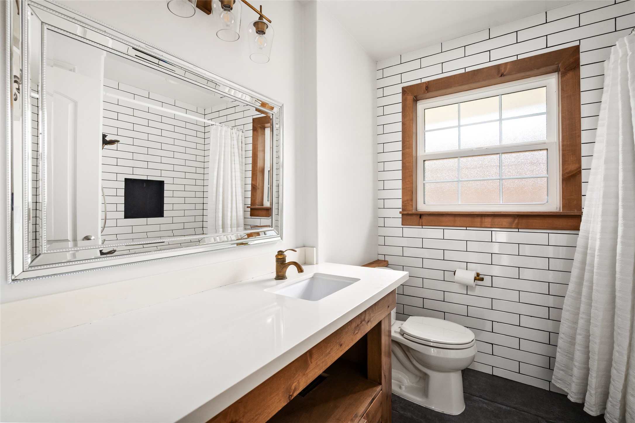 5614 Edith Street Houston, TX 77081 - Photo 14 of 19 The other secondary bathroom, note that all bathrooms in this home are full bathrooms.