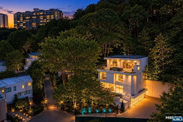 $3,588,000 | 31 A Casta Lane, Edgewater, NJ 07020