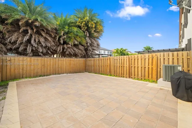 a view of a backyard