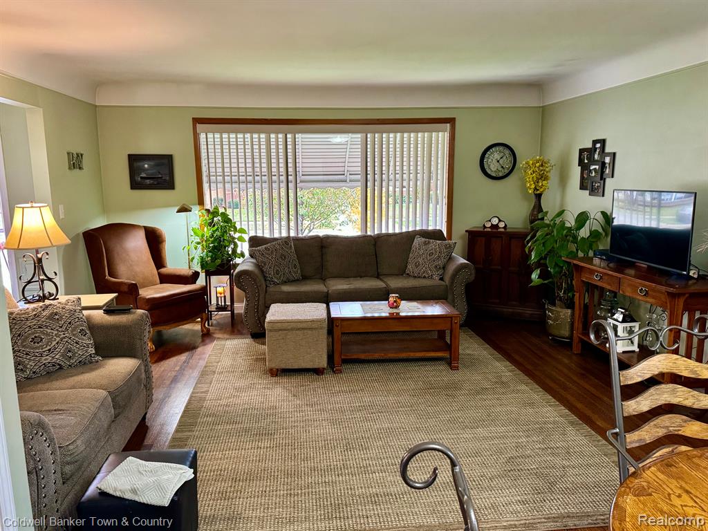 9260 Ruth Avenue Allen Park, MI 48101 - Photo 3 of 33
