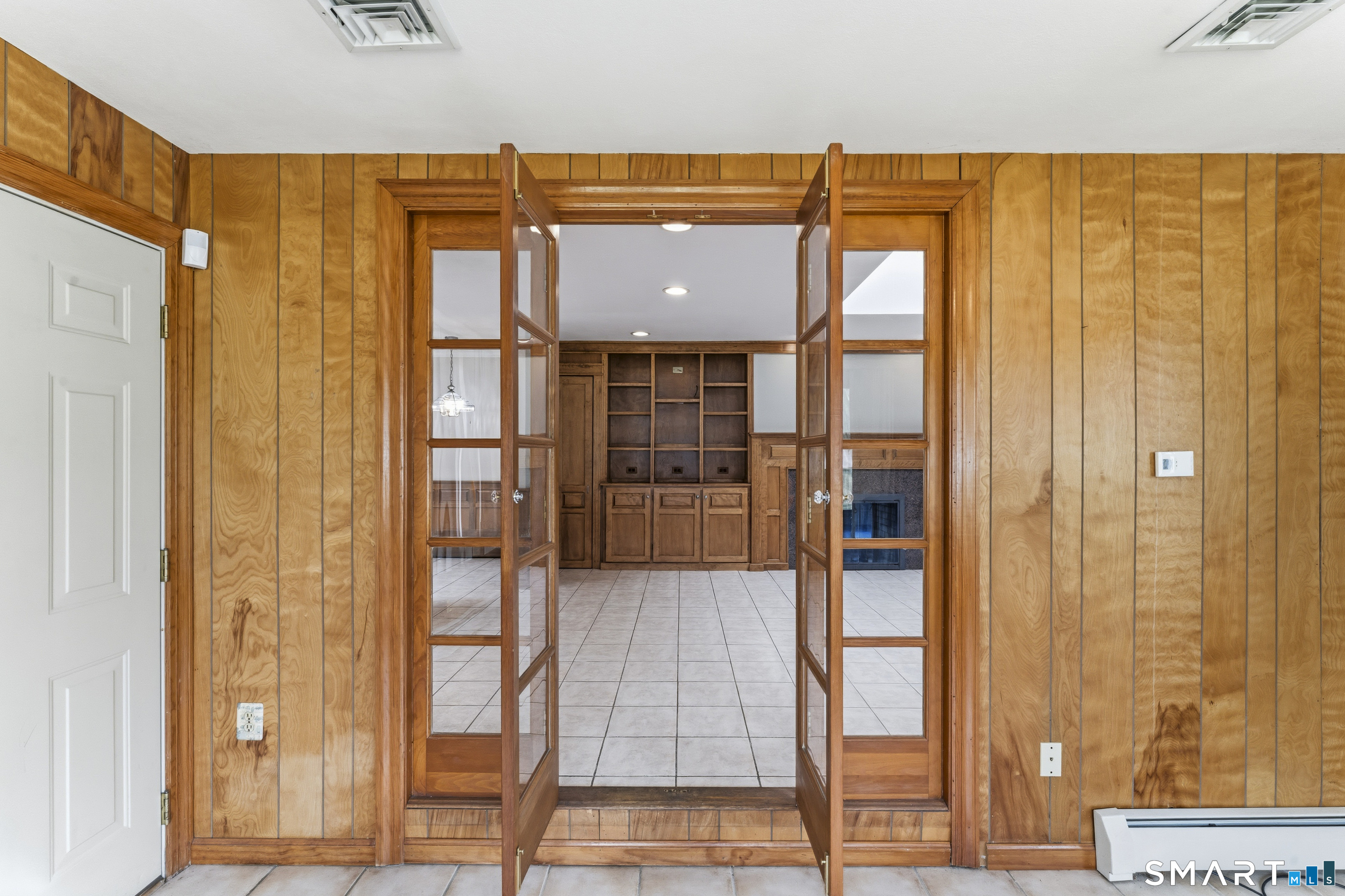 883 Saw Mill Road West Haven, CT 06516 - Photo 22 of 38