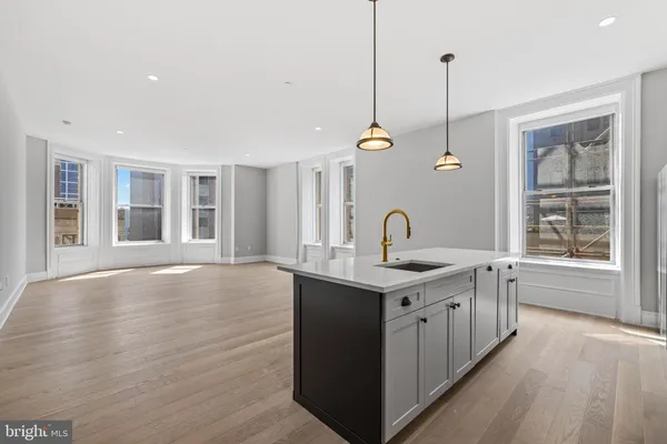 $2,597 | 200 South Broad Street, Unit 318, Philadelphia, PA 19102