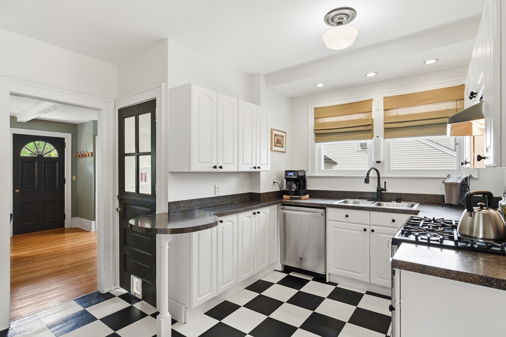 15 Ripley Street Wilbraham, MA 01095 - Photo 5 of 41