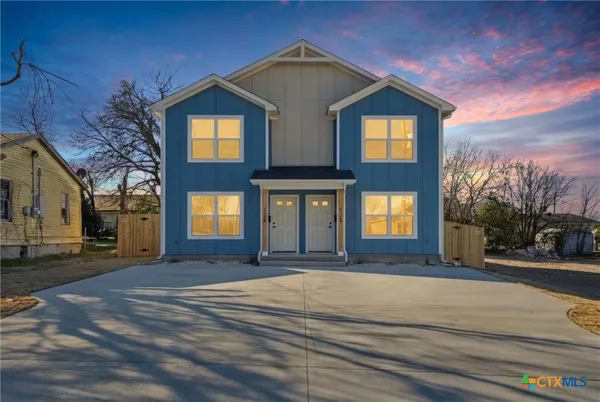 a view of a house with a yard