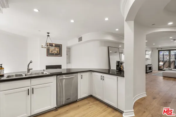 $6,000 | 122 North Clark Drive, Unit 405, West Hollywood, CA 90048
