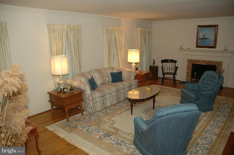 1082 Old Cedar Road McLean, VA 22102 - Photo 6 of 14 Living Room