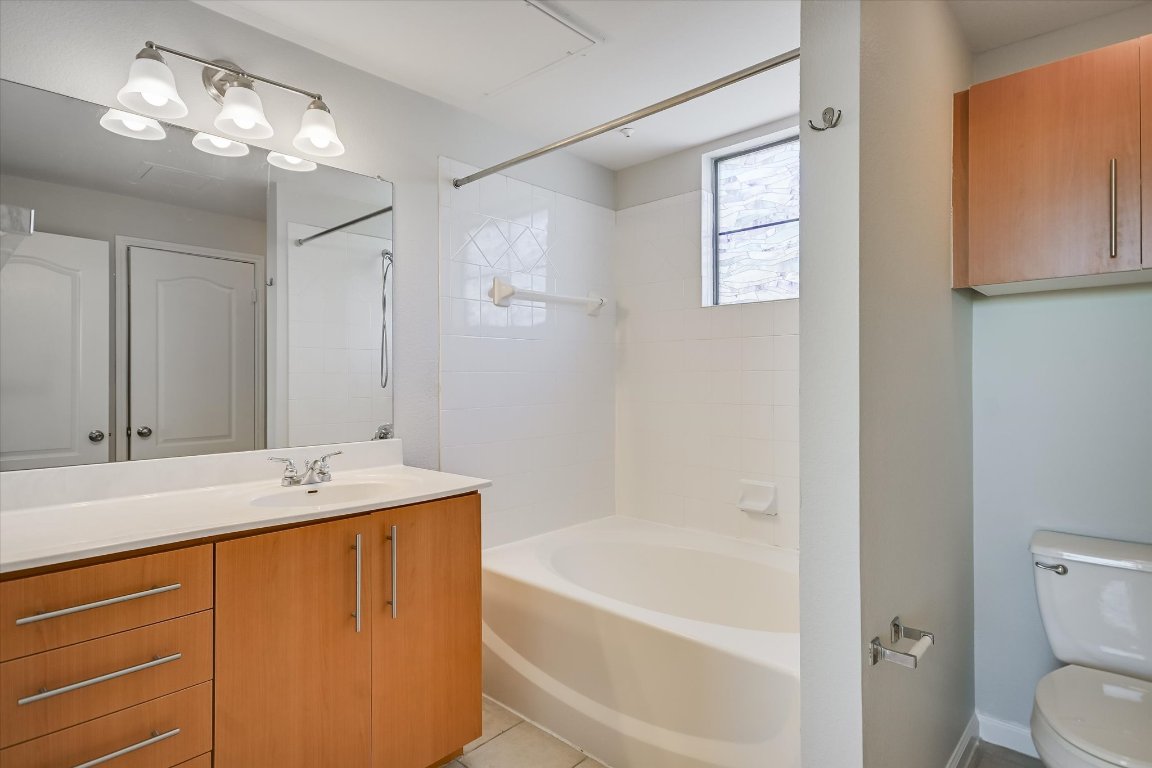 11203 Ranch Road 2222, Unit 906 Austin, TX 78730 - Photo 11 of 23 Full bath off primary bedroom